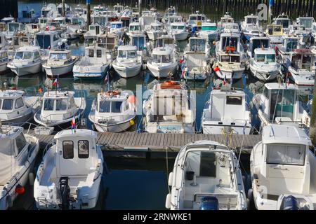 Dunkerque, Francia 07-19-2016 navi a motore e piccoli yacht al porto Foto Stock