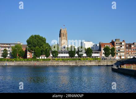 Dunkerque France, porto e vista sulla torre della chiesa di Sant'Eloi Foto Stock