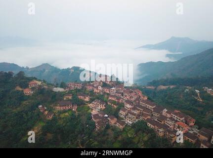 (171225) -- QIANXINAN, 25 dicembre 2017 -- foto scattata il 24 dicembre 2017 mostra case in un villaggio etnico Yao di Youmai, contea di Wangmo, provincia di Guizhou nella Cina sud-occidentale. ) (wyo) CHINA-GUIZHOU-YAO VILLAGE (CN) LiuxChaofu PUBLICATIONxNOTxINxCHN Foto Stock