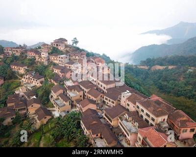 (171225) -- QIANXINAN, 25 dicembre 2017 -- foto scattata il 24 dicembre 2017 mostra case in un villaggio etnico Yao di Youmai, contea di Wangmo, provincia di Guizhou nella Cina sud-occidentale. ) (wyo) CHINA-GUIZHOU-YAO VILLAGE (CN) LiuxChaofu PUBLICATIONxNOTxINxCHN Foto Stock