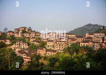 (171225) -- QIANXINAN, 25 dicembre 2017 -- foto scattata il 24 dicembre 2017 mostra case in un villaggio etnico Yao di Youmai, contea di Wangmo, provincia di Guizhou nella Cina sud-occidentale. ) (wyo) CHINA-GUIZHOU-YAO VILLAGE (CN) LiuxChaofu PUBLICATIONxNOTxINxCHN Foto Stock