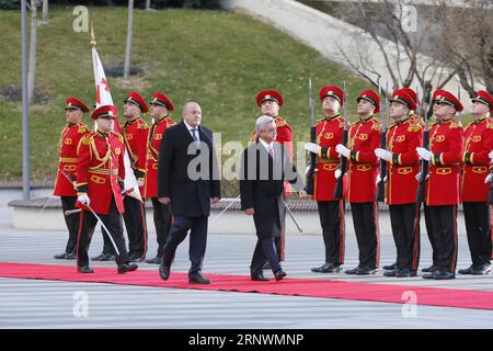 (171225) -- TBILISI, 25 dicembre 2017 -- il presidente georgiano Giorgi Margvelashvili (L, Front) e il presidente armeno in visita Serzh Sargsyan (R, Front) assistono a una cerimonia ufficiale di benvenuto a Tbilisi, Georgia, il 25 dicembre 2017. ) GEORGIA-TBILISI-ARMENIA-PRESIDENTE-VISITA TamunaxKulumbegashvili PUBLICATIONxNOTxINxCHN Foto Stock