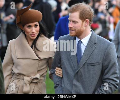 (171226) -- SANDRINGHAM (GRAN BRETAGNA), 26 dicembre 2017 -- il principe Harry (R) e Meghan Markle assistono al servizio della chiesa del giorno di Natale presso la chiesa di Santa Maria Maddalena a Sandringham, Gran Bretagna, il 25 dicembre 2017. - BRITAIN-SANDRINGHAM-ROYAL-CHRISTMAS DAY CHURCH SERVICE UKXOUT PUBLICATIONXNOTXINXCHN Foto Stock