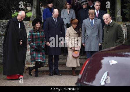 171226 -- SANDRINGHAM BRITAIN, 26 dicembre 2017 -- il principe William 3rd L, il duca di Cambridge, sua moglie Catherine 2nd L, la duchessa di Cambridge, il principe Harry 2nd R e Meghan Markle 3rd R assistono al servizio della chiesa del giorno di Natale presso la chiesa di Santa Maria Maddalena a Sandringham, Gran Bretagna, il 25 dicembre 2017. - BRITAIN-SANDRINGHAM-ROYAL-CHRISTMAS DAY CHURCH SERVICE UKXOUT PUBLICATIONXNOTXINXCHN Foto Stock