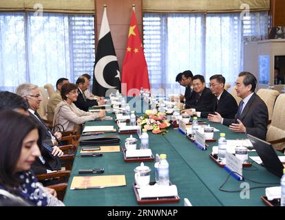 (171226) -- PECHINO, 26 dicembre 2017 -- il ministro degli Esteri cinese Wang Yi incontra il ministro degli Esteri pakistano Khawaja Muhammad Asif, che è qui per il primo dialogo dei ministri degli Esteri Cina-Afghanistan-Pakistan, a Pechino, capitale della Cina, 26 dicembre 2017. ) (wyo) RIUNIONE CINA-PECHINO-WANG YI-PAKISTAN-FM (CN) YanxYan PUBLICATIONxNOTxINxCHN Foto Stock