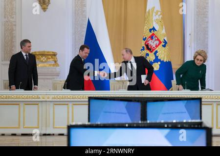 (171227) -- MOSCA, 27 dicembre 2017 -- il presidente russo Vladimir Putin (2° R) stringe la mano al primo ministro russo Dmitry Medvedev (2° L) prima di una riunione del Consiglio di Stato russo sul rafforzamento dell'attrattiva degli investimenti, a Mosca, in Russia, il 27 dicembre 2017. ) RUSSIA-MOSCA-CONSIGLIO DI STATO-PUTIN BaixXueqi PUBLICATIONxNOTxINxCHN Foto Stock