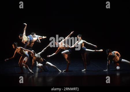 (171231) -- PECHINO, 31 dicembre 2017 -- ballerini di balletto della Chongqing Ballet Troupe si esibiscono durante la terza stagione di balletto internazionale della Cina al Teatro Tianqiao di Pechino, capitale della Cina, 28 dicembre 2017. Un totale di dieci troupe di balletto cinesi hanno messo in scena la loro performance durante la stagione di balletto. ) XINHUA FOTO SCELTE SETTIMANALI JinxLiangkuai PUBLICATIONxNOTxINxCHN Foto Stock