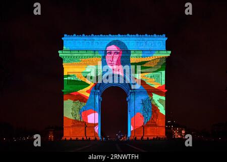 (180101) -- PARIGI, 1 gennaio 2018 -- foto scattata il 31 dicembre 2017 mostra l'Arco di Trionfo a Parigi, in Francia. Parigi ha celebrato l'arrivo dell'anno 2018 proiettando un'animazione intitolata vita parigina sull'Arco di Trionfo. )(zcc) FRANCIA-PARIGI-CAPODANNO-CELEBRAZIONI ChenxYichen PUBLICATIONxNOTxINxCHN Foto Stock