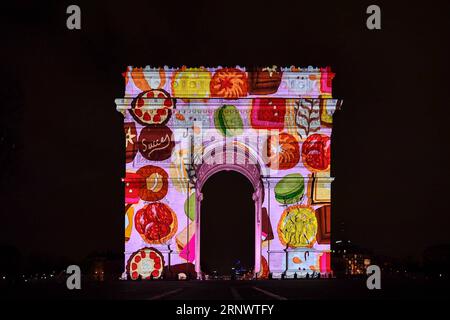 (180101) -- PARIGI, 1 gennaio 2018 -- foto scattata il 31 dicembre 2017 mostra l'Arco di Trionfo a Parigi, in Francia. Parigi ha celebrato l'arrivo dell'anno 2018 proiettando un'animazione intitolata vita parigina sull'Arco di Trionfo. )(zcc) FRANCIA-PARIGI-CAPODANNO-CELEBRAZIONI ChenxYichen PUBLICATIONxNOTxINxCHN Foto Stock