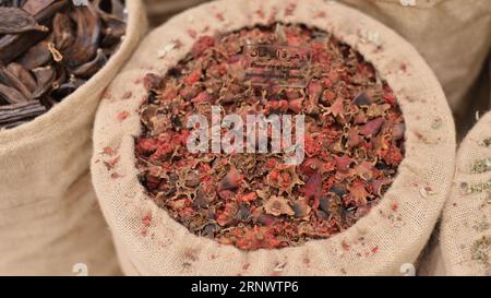 Marrakech, Marocco - 8 febbraio 2023: Fiori di melograno secchi. Museo delle arti culinarie marocchine Foto Stock