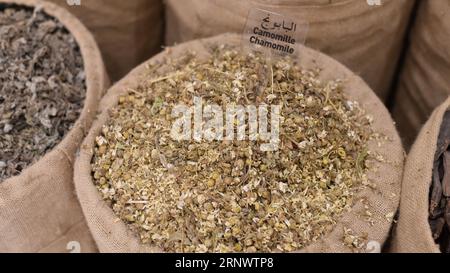 Marrakech, Marocco - 8 febbraio 2023: Fiori di camomilla secchi. Museo delle arti culinarie marocchine Foto Stock