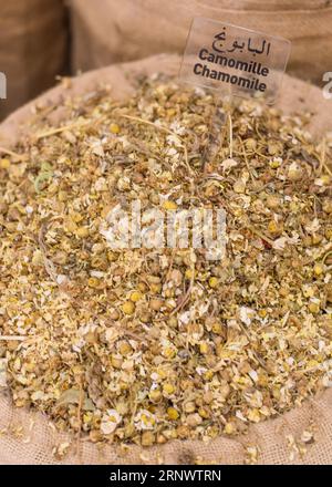Marrakech, Marocco - 8 febbraio 2023: Fiori di camomilla secchi. Museo delle arti culinarie marocchine Foto Stock
