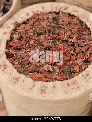 Marrakech, Marocco - 8 febbraio 2023: Fiori di melograno secchi. Museo delle arti culinarie marocchine Foto Stock