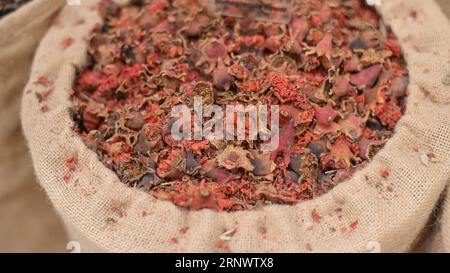 Marrakech, Marocco - 8 febbraio 2023: Fiori di melograno secchi. Museo delle arti culinarie marocchine Foto Stock