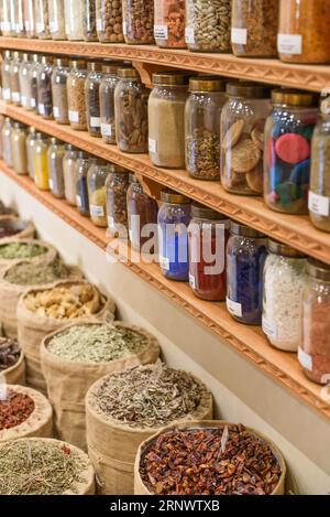Marrakech, Marocco - 8 febbraio 2023: Vasetti di semi secchi e spezie al Museo marocchino di arti culinarie Foto Stock