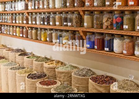 Marrakech, Marocco - 8 febbraio 2023: Vasetti di semi secchi e spezie al Museo marocchino di arti culinarie Foto Stock
