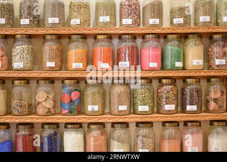 Marrakech, Marocco - 8 febbraio 2023: Vasetti di semi secchi e spezie al Museo marocchino di arti culinarie Foto Stock