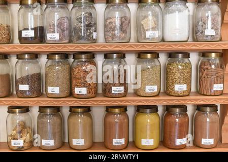 Marrakech, Marocco - 8 febbraio 2023: Vasetti di semi secchi e spezie al Museo marocchino di arti culinarie Foto Stock
