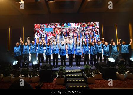 (180103) -- KUALA LUMPUR, 3 gennaio 2018 -- il primo ministro malese Najib Razak (8th L) posa per le foto durante la cerimonia di lancio del sito web ufficiale della campagna per la coalizione di governo Barisan Nasional a Kuala Lumpur, Malesia, 3 gennaio 2018. Mercoledì il primo ministro malese Najib Razak ha lanciato il sito ufficiale della campagna per la sua coalizione di governo di Barisan Nasional, o fronte Nazionale per le prossime elezioni generali che si terranno entro la metà del 2018. ) (Zxj) MALAYSIA-KUALA LUMPUR-NATIONAL FRONT-CAMPAIGN WEBSITE-LANCIO DI ChongxVoonxChung PUBLICATIONxNOTxINxCHN Foto Stock