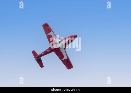 Toronto, Canada, 2 settembre 2023. Un pilota con il team di volo acrobatico Canadian Forces Snowbirds mette un tutor Canadair CT-114 al Canadian International Air Show. Colin N. Perkel/Alamy Live News Foto Stock