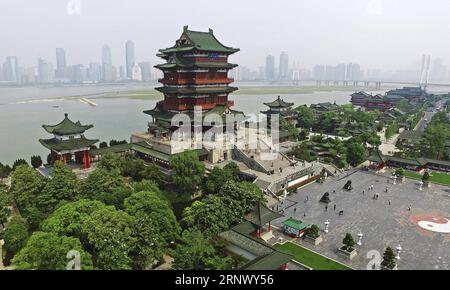 (180105) -- PECHINO, 5 gennaio 2018 -- foto aerea scattata il 16 maggio 2017 mostra il padiglione Tengwang a Nanchang, capitale della provincia dello Jiangxi della Cina orientale. I fotografi dell'agenzia di stampa Xinhua ti hanno mostrato i siti storici di tutto il paese con i droni. )(mcg) CHINA-HISTORICAL SITE-AERIAL PHOTO (CN) WanxXiang PUBLICATIONxNOTxINxCHN Foto Stock