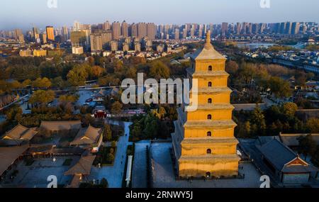 (180105) -- PECHINO, 5 gennaio 2018 -- foto aerea scattata il 5 dicembre 2017 mostra la pagoda di Dayan a Xi An, nella provincia dello Shaanxi della Cina nord-occidentale. I fotografi dell'agenzia di stampa Xinhua ti hanno mostrato i siti storici di tutto il paese con i droni. )(mcg) CHINA-HISTORICAL SITE-AERIAL PHOTO (CN) TaoxMing PUBLICATIONxNOTxINxCHN Foto Stock