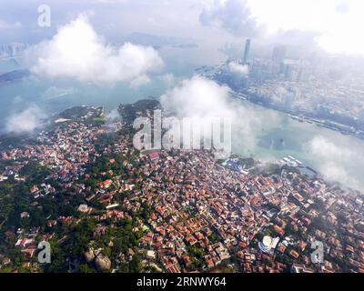 (180105) -- PECHINO, 5 gennaio 2018 -- foto aerea scattata il 29 giugno 2017 mostra abitazioni sull'isola di Gulangyu, Xiamen, nella provincia del Fujian della Cina sudorientale. I fotografi dell'agenzia di stampa Xinhua ti hanno mostrato i siti storici di tutto il paese con i droni. )(mcg) CHINA-HISTORICAL SITE-AERIAL PHOTO (CN) JiangxKehong PUBLICATIONxNOTxINxCHN Foto Stock