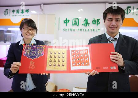 (180106) -- SHANGHAI, 6 gennaio 2018 -- i membri dello staff di China Post presentano francobolli zodiacali per l'anno del cane a Shanghai, Cina orientale, 5 gennaio 2018. China Post ha emesso una serie di francobolli zodiacali speciali per l'anno di Dog con due disegni diversi venerdì. L'anno del cane, o Capodanno lunare tradizionale cinese di quest'anno, inizia dal 16 febbraio. ) (wlk) CHINA-ZODIAC STAMP (CN) DuxXiaoyi PUBLICATIONxNOTxINxCHN Foto Stock