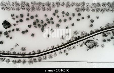 (180105) -- PECHINO, 7 gennaio 2018 -- foto aerea scattata il 4 gennaio 2018 mostra il parco del patrimonio nazionale del palazzo Daming coperto di neve a Xi An, capitale della provincia dello Shaanxi della Cina nord-occidentale, 4 gennaio 2018. ) (wlk) XINHUA PHOTO WEEKLY CHOICES LiuxXiao PUBLICATIONxNOTxINxCHN Foto Stock