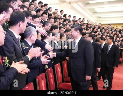 (180108) -- PECHINO, 8 gennaio 2018 -- il presidente cinese Xi Jinping e altri leader incontrano i rappresentanti dei vincitori del premio prima della conferenza del National Science and Technology Award a Pechino, capitale della Cina, 8 gennaio 2018. ) (XZY) CHINA-BEIJING-XI JINPING-SCIENCE AND TECHNOLOGY AWARD CONFERENCE (CN) JUXPENG PUBLICATIONXNOTXINXCHN Foto Stock