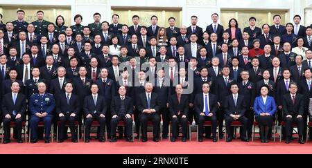 (180108) -- PECHINO, 8 gennaio 2018 -- il presidente cinese Xi Jinping e altri leader si pongono per una foto di gruppo con i rappresentanti dei vincitori del premio prima della conferenza del National Science and Technology Award a Pechino, capitale della Cina, 8 gennaio 2018. ) (XZY) CHINA-BEIJING-XI JINPING-SCIENCE AND TECHNOLOGY AWARD CONFERENCE (CN) XIEXHUANCHI PUBLICATIONXNOTXINXCHN Foto Stock