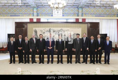 (180108) -- PECHINO, 8 gennaio 2018 -- il vice Premier cinese Wang Yang (C) incontra una delegazione della camera di commercio degli Stati Uniti a Pechino, capitale della Cina, 8 gennaio 2018. ) (XZY) CHINA-BEIJING-WANG YANG-U.S. RIUNIONE DELLA DELEGAZIONE DELLA CAMERA DI COMMERCIO (CN) PANGXXINGLEI PUBLICATIONXNOTXINXCHN Foto Stock