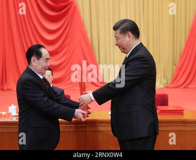 (180108) -- PECHINO, 8 gennaio 2018 -- il presidente cinese Xi Jinping (R) presenta il certificato di premiazione al virologo Hou Yunde alla National Science and Technology Award Conference a Pechino, capitale della Cina, 8 gennaio 2018. ) (XZY) CHINA-BEIJING-XI JINPING-SCIENCE AND TECHNOLOGY AWARD CONFERENCE (CN) JUXPENG PUBLICATIONXNOTXINXCHN Foto Stock