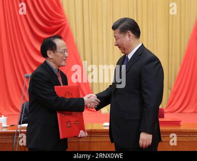 (180108) -- PECHINO, 8 gennaio 2018 -- il presidente cinese Xi Jinping (R) presenta il certificato di premio all'esperto di esplosivi Wang Zeshan alla National Science and Technology Award Conference a Pechino, capitale della Cina, 8 gennaio 2018. ) (XZY) CHINA-BEIJING-XI JINPING-SCIENCE AND TECHNOLOGY AWARD CONFERENCE (CN) JUXPENG PUBLICATIONXNOTXINXCHN Foto Stock