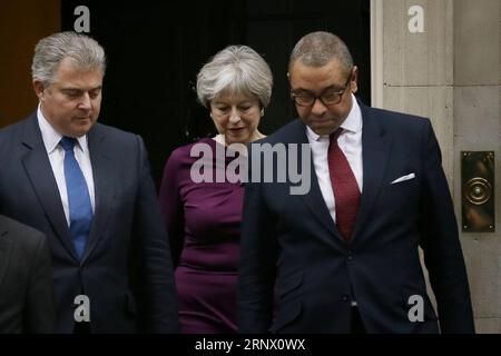 (180109) -- LONDRA, 9 gennaio 2018 -- il primo ministro britannico Theresa May (C) esce da 10 Downing Street con il presidente del partito conservatore Brandon Lewis (L) e il vicepresidente del partito conservatore James Slavly (R) mentre annuncia nuove nomine ministeriali alla sua panchina principale in un rimpasto di gabinetto che inizia oggi, a Londra, in Gran Bretagna, l'8 gennaio 2018. ) BRITAIN-LONDON-CABINET RESHUFFLE TimxIreland PUBLICATIONxNOTxINxCHN Foto Stock