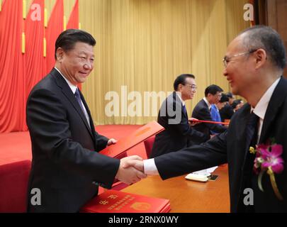 (180108) -- PECHINO, 8 gennaio 2018 -- il presidente cinese Xi Jinping e altri leader presentano certificati ai vincitori del premio alla National Science and Technology Award Conference di Pechino, capitale della Cina, 8 gennaio 2018. ) (XZY) CHINA-BEIJING-XI JINPING-SCIENCE AND TECHNOLOGY AWARD CONFERENCE (CN) JUXPENG PUBLICATIONXNOTXINXCHN Foto Stock