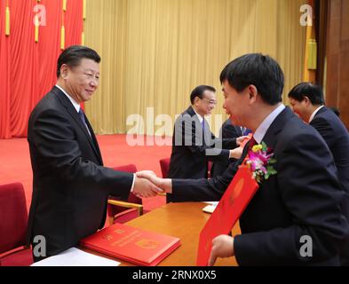 (180108) -- PECHINO, 8 gennaio 2018 -- il presidente cinese Xi Jinping e altri leader presentano certificati ai vincitori del premio alla National Science and Technology Award Conference di Pechino, capitale della Cina, 8 gennaio 2018. ) (XZY) CHINA-BEIJING-XI JINPING-SCIENCE AND TECHNOLOGY AWARD CONFERENCE (CN) JUXPENG PUBLICATIONXNOTXINXCHN Foto Stock