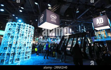 (180110) -- LAS VEGAS, 10 gennaio 2018 -- le persone visitano lo stand di Intel al Consumer Electronics Show (CES) di Las Vegas, negli Stati Uniti, 9 gennaio 2018. Lo spettacolo è iniziato qui martedì. ) (lrz) U.S.-LAS VEGAS-CONSUMER ELECTRONICS SHOW LixYing PUBLICATIONxNOTxINxCHN Foto Stock