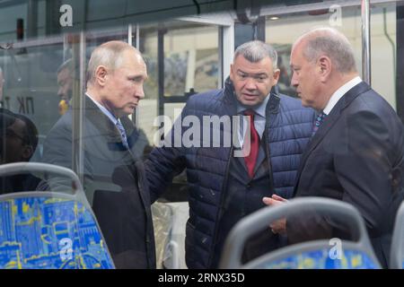 (180110) -- TVER (RUSSIA), 10 gennaio 2018 -- il presidente russo Vladimir Putin (L) ispeziona un tram al Tver Carriage Works a Tver, Russia, il 10 gennaio 2018. L'inflazione in Russia ha raggiunto un minimo record del 2,5 per cento lo scorso anno, il servizio di statistiche ufficiale del paese Rosstat ha detto mercoledì. L'economia russa sta migliorando e lo slancio positivo continua, il presidente Vladimir Putin ha detto mercoledì durante la visita alla fabbrica di carrelli ferroviari. ) RUSSIA-TVER-PUTIN-VISITA BaixXueqi PUBLICATIONxNOTxINxCHN Foto Stock