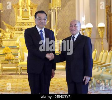 (180111) -- PHNOM PENH, 11 gennaio 2018 -- il Premier cinese li Keqiang (L) incontra il re cambogiano Norodom Sihamoni a Phnom Penh, Cambogia, 11 gennaio 2018. ) (Xzy) CAMBODIA-PHNOM PENH-KING-CHINA-li KEQIANG-MEETING LiuxWeibing PUBLICATIONxNOTxINxCHN Foto Stock