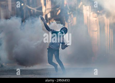 (180112) -- PECHINO, 12 gennaio 2018 -- Un manifestante del Kashmir lancia un gas lacrimogeno esploso alla polizia indiana durante una protesta a Srinagar, capitale estiva del Kashmir controllato dagli indiani, 10 febbraio 2017. ) XINHUA-PICTURES OF THE YEAR 2017-WORLD JAVEDXDAR PUBLICATIONXNOTXINXCHN Foto Stock