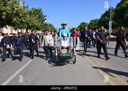 (180113) -- PHNOM PENH, 13 gennaio 2018 -- il primo ministro cambogiano Samdech Techo Hun Sen (C Rear) guida un ciclo a Phnom Penh, Cambogia, il 13 gennaio 2018. Hun Sen sabato ha ospitato un pranzo per la prima volta per 308 operatori di ciclo e ha lanciato una Cyclo Foundation. Cyclo è un risciò trainato da biciclette a tre ruote che il conducente poggia in alto sopra la ruota posteriore e i passeggeri in un sedile a secchiello incastrato tra le due ruote anteriori. ) (Zjl) CAMBOGIA-PHNOM PENH-PM-CYCLO Sovannara PUBLICATIONxNOTxINxCHN Foto Stock