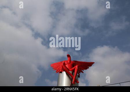 (180113) -- ATENE, 13 gennaio 2018 -- foto scattata il 9 gennaio 2018 mostra la scultura Phylax (Guardiano in greco) vicino al porto turistico del comune di Paleo Faliro, Grecia. Il 5 dicembre 2017 la scultura Phylax (Guardiano in greco) del noto scultore e pittore di fama internazionale Kostis Georgiou è stata collocata sul viale di fronte alla spiaggia della Riviera di Atene, vicino al porto turistico del comune di Paleo Faliro. ) GRECIA-PALEO FALIRO-SCULPTURE- PHYLAX MariosxLolos PUBLICATIONxNOTxINxCHN Foto Stock