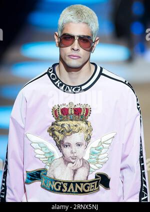 (180114) -- MILANO, 14 gennaio 2018 -- Una modella presenta creazioni per la casa di moda Dolce&Gabbana durante la settimana della moda uomo Milano autunno/inverno 2018/19 a Milano, Italia, 13 gennaio 2018. ) (Gxn) ITALIA-MILANO-SETTIMANA DELLA MODA-DOLCE&GABBANA JinxYu PUBLICATIONxNOTxINxCHN Foto Stock