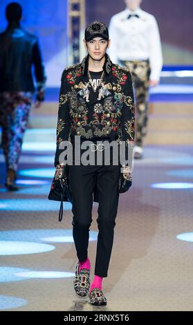 (180114) -- MILANO, 14 gennaio 2018 -- Una modella presenta creazioni per la casa di moda Dolce&Gabbana durante la settimana della moda uomo Milano autunno/inverno 2018/19 a Milano, Italia, 13 gennaio 2018. ) (Gxn) ITALIA-MILANO-SETTIMANA DELLA MODA-DOLCE&GABBANA JinxYu PUBLICATIONxNOTxINxCHN Foto Stock