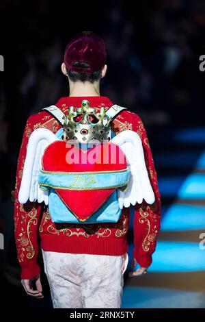 (180114) -- MILANO, 14 gennaio 2018 -- Una modella presenta creazioni per la casa di moda Dolce&Gabbana durante la settimana della moda uomo Milano autunno/inverno 2018/19 a Milano, Italia, 13 gennaio 2018. ) (Gxn) ITALIA-MILANO-SETTIMANA DELLA MODA-DOLCE&GABBANA JinxYu PUBLICATIONxNOTxINxCHN Foto Stock