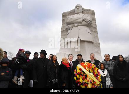 180115 -- WASHINGTON, 15 gennaio 2018 -- Martin Luther King Jr. S son Martin Luther King III 2nd R, front, U.S. Secretary of Interior Ryan Zinke 4th R, front e FBI Director Christopher Wray 6th R, front assistono a una cerimonia di posa delle ghirlande davanti a Martin Luther King Jr. Memorial a Washington D.C., negli Stati Uniti, 15 gennaio 2018. Varie attività si svolgono il terzo lunedì di gennaio di ogni anno in tutti gli Stati Uniti per onorare il leader dei diritti civili Martin Luther King Jr., nato il 15 gennaio 1929 e assassinato nel 1968. U.S.-WASHINGTON D.C.-MARTIN LUTHER KING-COMMEMORATI Foto Stock