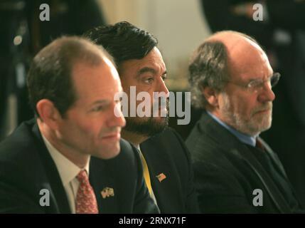 Washington, Vereinigte Staaten. 25 febbraio 2008. Governatore Eliot Spitzer (democratico di New York), sinistra, governatore Bill Richardson (democratico del nuovo Messico), centro, e governatore Jon Corzine (democratico del New Jersey), Right Ascolta come il presidente degli Stati Uniti George W. Bush si rivolge alla National Governors Association nella sala da pranzo statale della Casa Bianca a Washington, DC il 25 febbraio 2008, Credit: Dennis Brack - Pool via CNP/dpa/Alamy Live News Foto Stock