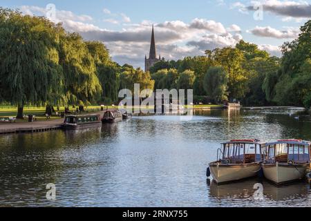 Si tratta di una vista panoramica del fiume Avon, il fiume principale che attraversa la città e una popolare destinazione di viaggio il 24 settembre 2021 a Stratford Foto Stock