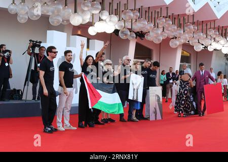 Venezia, 2 settembre 2023. Membro della giuria Santiago Mitre, Presidente della giuria classica di Venezia Andrea Pallaoro, membro della giuria Laura Poitras, Saleh Bakri, Jane Campion, Martin McDonagh, mia Hansen-Løve, Gabriele Mainetti e il presidente della giuria Damien Chazelle partecipano a un Flash Mob in solidarietà con il popolo iraniano dopo la condanna del regista Saeed Roustaee sul Red carpet alla 80° Mostra Internazionale d'Arte cinematografica di Venezia. Foto Stock
